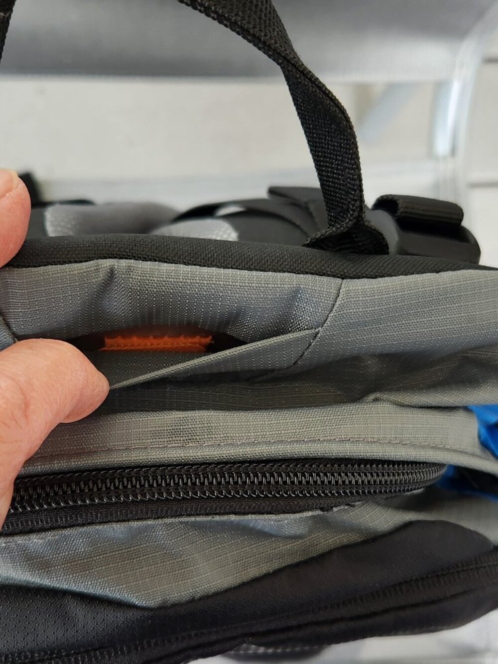 Deuter Sport Futura 22 Liter Backpack Day Pack Black Gray Blue, Like New Cond. - Picture 10 of 13